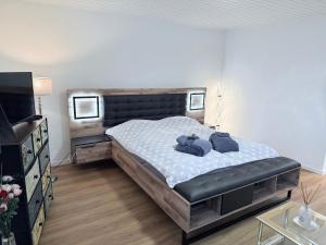 um quarto com uma cama com dois ursinhos de pelúcia em Secret Paradise em Attalens mais 59 fotografias