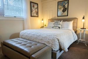 um quarto com uma cama e um sofá de couro em Dream Weaver em Ludlow