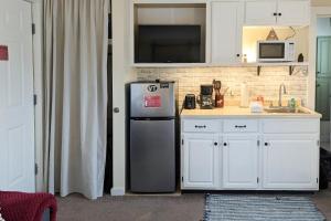 uma cozinha com geladeira e pia em Dream Weaver em Ludlow mais 11 fotografias