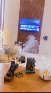 TV a/nebo společenská místnost v ubytování شقة مخدومة VIp