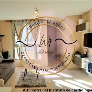 un soggiorno con un cartello sul muro di Corrientes Apart a Corrientes