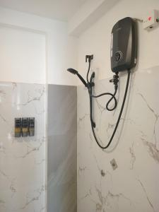 卡卢特勒Inuli Coco Hut的浴室设有淋浴,墙上装有水管 更多37张照片