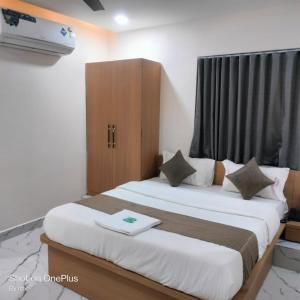 a hotel room with two beds and a window at Hotel meghshyam in Sānand