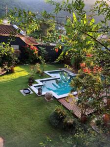 una vista aerea di un cortile con piscina di Pousada Preamare a Ubatuba