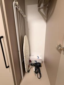 een fiets geparkeerd in een kamer met een fietsenrek bij Ūla Apartments in Mažeikiai