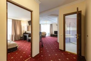 een hotelkamer met een deur naar een slaapkamer bij Dvorik Leva in Truskavets