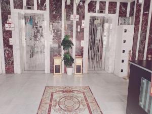 a room with two entry doors and a rug at فندق الواحة الماسية 2 in Al Khansāk