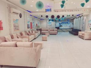 een grote wachtkamer met banken en stoelen bij فندق الواحة الماسية 2 in Quai