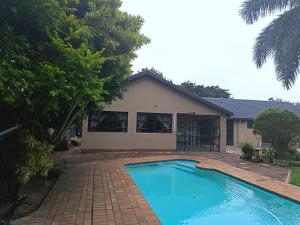 Bazén v ubytování 12 Dolfyn Nqabanqaba nebo v jeho okolí