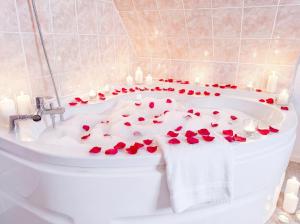 a bathroom with a tub filled with red roses at Chic&Cosy - Vue exceptionnelle - Centre Haguenau in Haguenau +28 photos