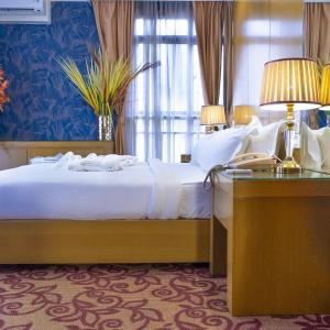 Giường trong phòng chung tại Edmond hôtel