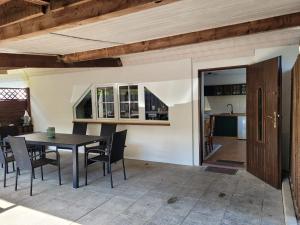 ein Esszimmer und eine Küche mit Tisch und Stühlen in der Unterkunft Ferienwohnung 500m zum See in Klein Luckow