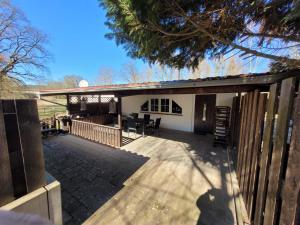 eine Terrasse mit einem Zaun und einem Haus in der Unterkunft Ferienwohnung 500m zum See in Klein Luckow