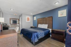 una camera d'albergo con un letto e una scrivania di Golden Inn Dallas by Hotel O a Dallas