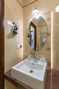 een badkamer met een witte wastafel en een spiegel bij Dvorik Leva in Truskavets +121 foto's