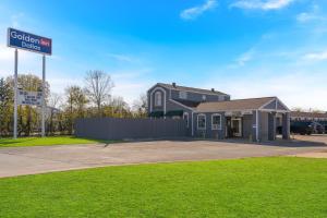 un edificio con un cartello stradale di fronte di Golden Inn Dallas by Hotel O a Dallas