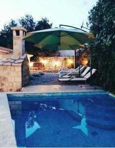 Hồ bơi trong/gần Klarisa Urban Oasis Apartments