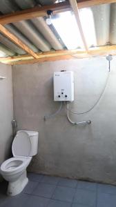 La salle de bains est pourvue de toilettes et d'une cabine murale. dans l'établissement Chanya homestay, à Ban Yang