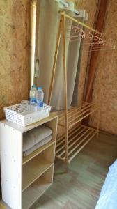 une chambre avec un lit et une étagère avec des serviettes dans l'établissement Chanya homestay, à Ban Yang 3 autres photos