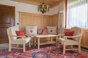 a living room with chairs and a table and a couch at S'Hoamatl in Hofen