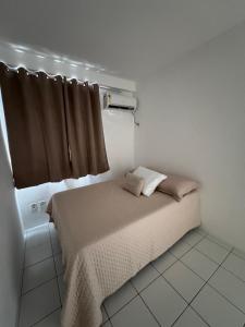 une petite chambre avec un lit et une fenêtre dans l'établissement Roma Garden, à São Luís 11 autres photos