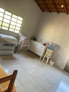 a kitchen with a table and a chair in a room at Casa Aurora in Chapada dos Guimarães