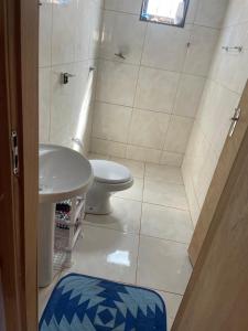 a bathroom with a toilet and a sink at Casa Aurora in Chapada dos Guimarães