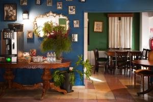 een eetkamer met een tafel en een spiegel bij Semiramis Boutique Hotel & Spa in Kato Platres