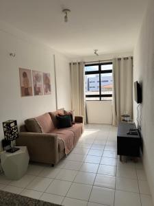 un salon avec un canapé et une grande fenêtre dans l'établissement Roma Garden, à São Luís