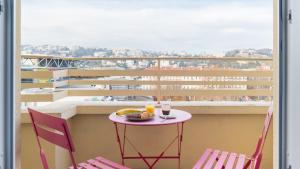 een tafel met een bord eten op een balkon bij Campanile PRIME - Lyon Centre - Gare Perrache in Lyon