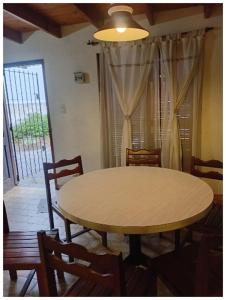 een eetkamer met een tafel en stoelen en een raam bij PH Santa Teresita in Santa Teresita