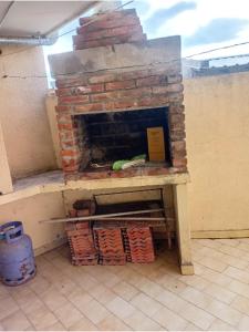 een bakstenen open haard in een kamer met bakstenen bij PH Santa Teresita in Santa Teresita +1 foto