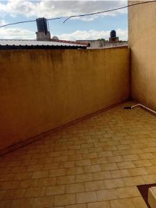 een lege kamer met een muur en een tegelvloer bij PH Santa Teresita in Santa Teresita