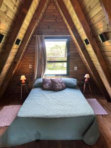 una camera da letto con letto in mansarda di Cabana Itapeva Torres a Torres