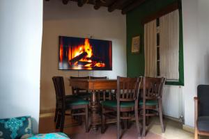 een eetkamer met een tafel en een open haard bij Semiramis Boutique Hotel & Spa in Kato Platres