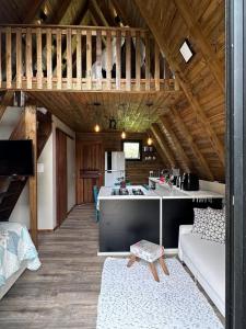 - cucina e soggiorno in una cabina di Cabana Itapeva Torres a Torres