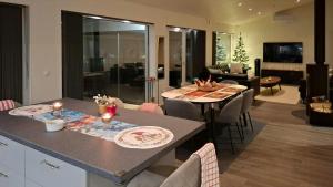 Μια τηλεόραση ή/και κέντρο ψυχαγωγίας στο Modern Lake House With Spa At Lake Barken +23 φωτογραφίες