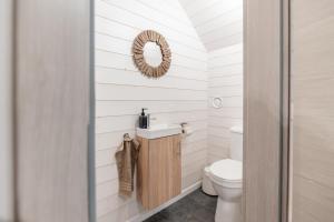 Et badeværelse på Gîte du Chemin - Calme et forêt + 33 billeder