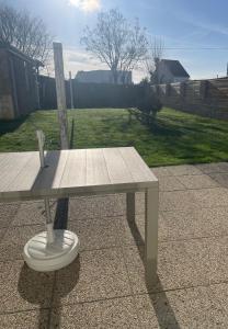 een picknicktafel op een patio bij Kaz Bohèm in Ambleteuse