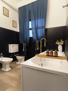 Et badeværelse på Visconti apartment and Spa + 22 billeder