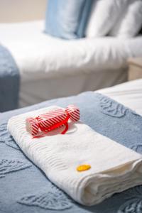 een witte handdoek met een rode strik op een bed bij Mayfield House in Newtongrange +29 foto's