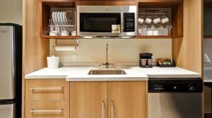 Nhà bếp/bếp nhỏ tại Home2 Suites by Hilton