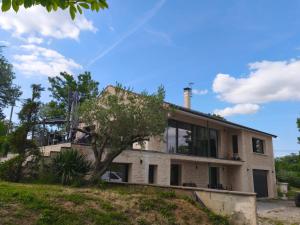 een huis met grote ramen op een heuvel bij Cocon sensuel - Jaccuzzi et petit déjeuner - Proche Chantilly et Beauvais in Clermont