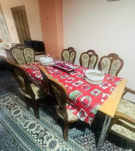 mesa de comedor y sillas con mantel rojo en Hayek Guest Villa, en Bethlehem 3 fotos más