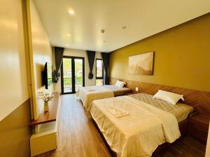 two beds in a hotel room with two beds sidx sidx sidx at Shining Hotel Son La in Bản Bố Pua