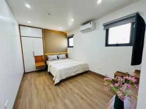 a bedroom with a bed and a window in it at Shining Hotel Son La in Bản Bố Pua