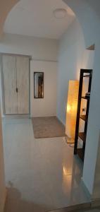 ein leeres Wohnzimmer mit einem Tisch und einer Lampe in der Unterkunft Nizwa heart garden home in Nizwa + 16 Fotos