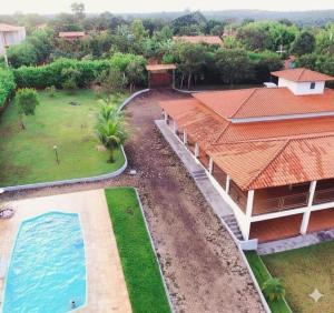 an aerial view of a house with a swimming pool at Sítio flor do campo 7L in Sete Lagoas