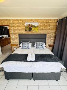 En eller flere senge i et værelse på Elephant Lodge - Sundays River Cottages - Addo Park South - only 5 min