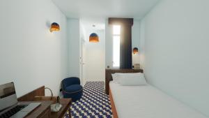 Un pat sau paturi într-o cameră la Latroupe Hotel Le Berger